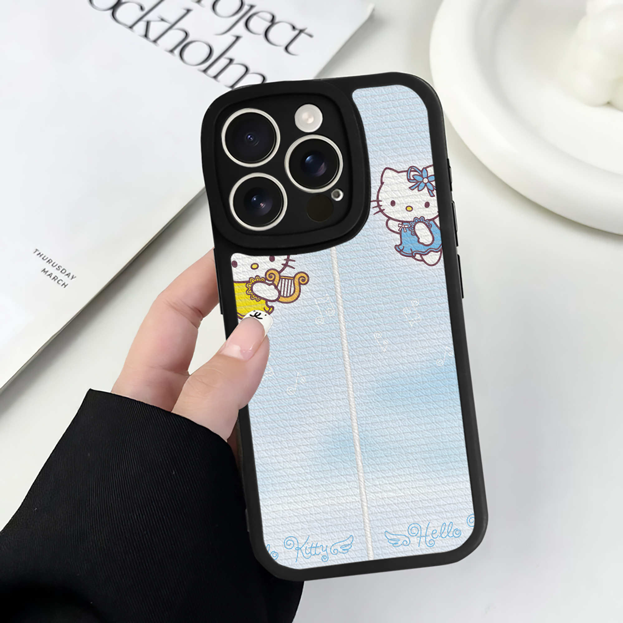 （画像用） Hello Kitty ハローキティ 【iPhone 16シリーズ対応】シリコンスマホケース（レザー調） 材質：シリコン